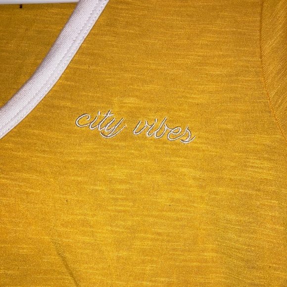Rue21 city vibes Tshirt - Picture 2 of 3